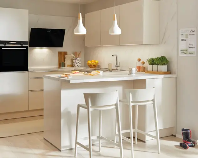 Moderne Küche mit weißer Kochinsel, Barhockern und klaren Linien. Hochwertige Küchenmöbel verbinden Funktionalität und Design für zeitgemäßes Kochen und Wohnen.